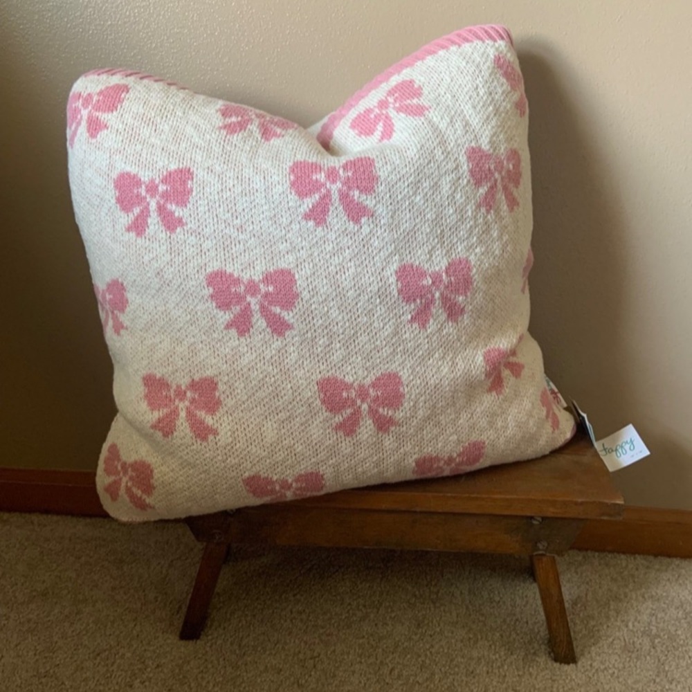 NWT bow pillow